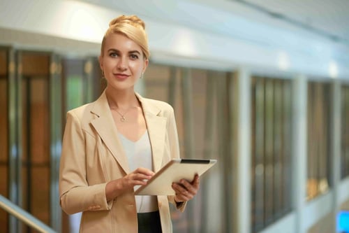 Lawyer in a suit holding a tablet. We tell you how to channel claims thanks to Bigle Legals CLM.