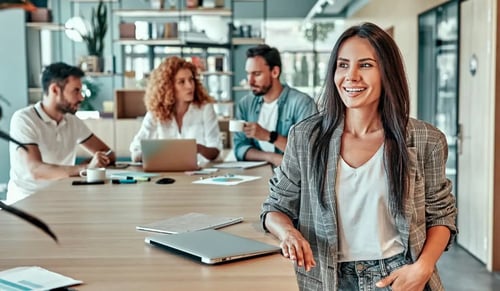 Empleada de recursos humanos sonriente. Artículo de Bigle Legal CLM sobre HR