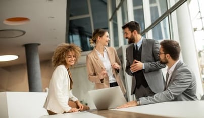 Alt text: Equipo legal charla sobre un proyecto en su oficina. Artículo de Bigle sobre el CLM o Contract Lifecycle Management.