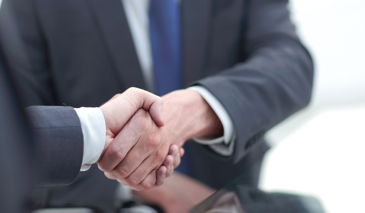 Handshake between two lawyers, article on legal tech for law firms by Bigle Legal.