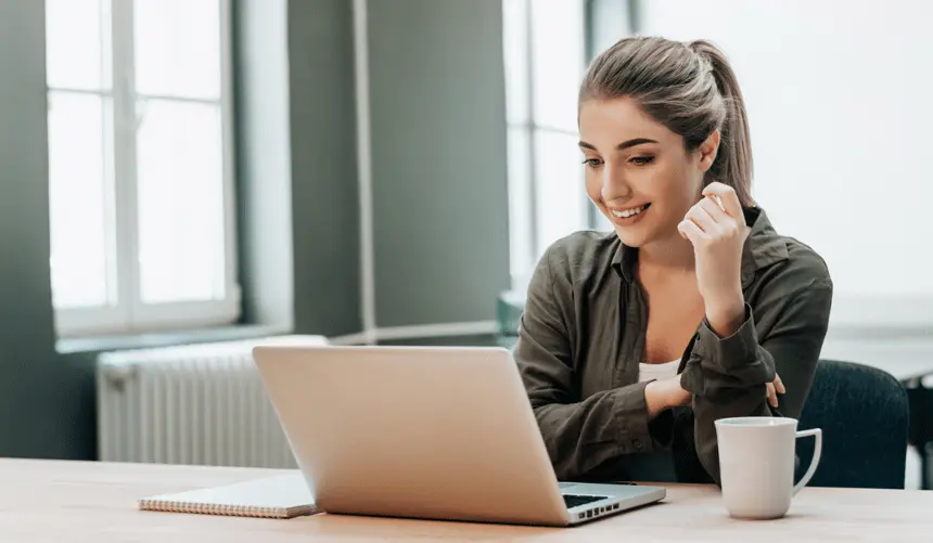 Smiling woman in a video conference while teleworking. Article on legal design by Bigle Legal.
