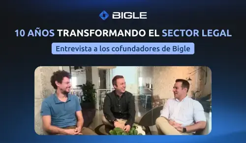 Los cofundadores de Bigle, Daniel Tomás y Sergio y Alejandro Esteve de Miguel, en una sala de reuniones en las oficinas de Bigle.